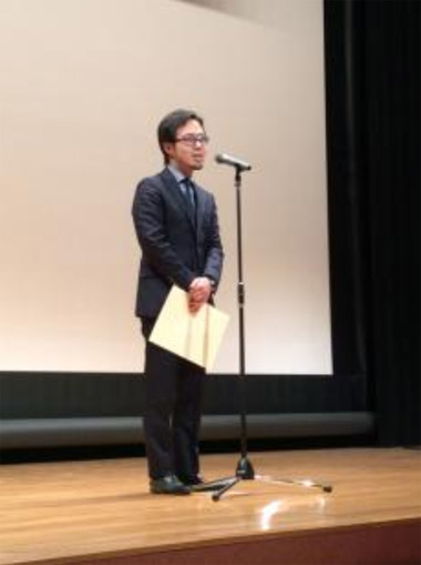 Assistant Professor MIKI Yasuo makes a speech for the award.