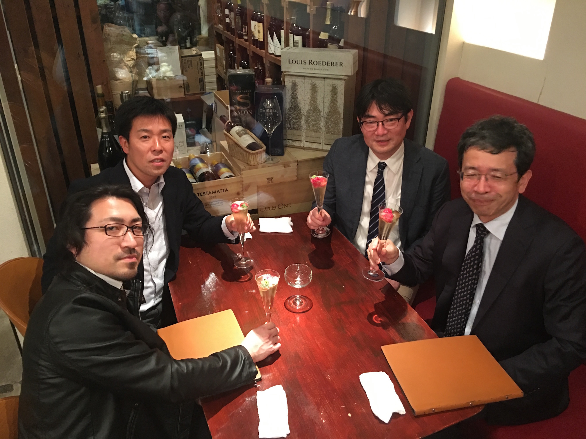 例会懇親会の2次会にて。岩手大学の山下先生、尾崎先生と一緒です。